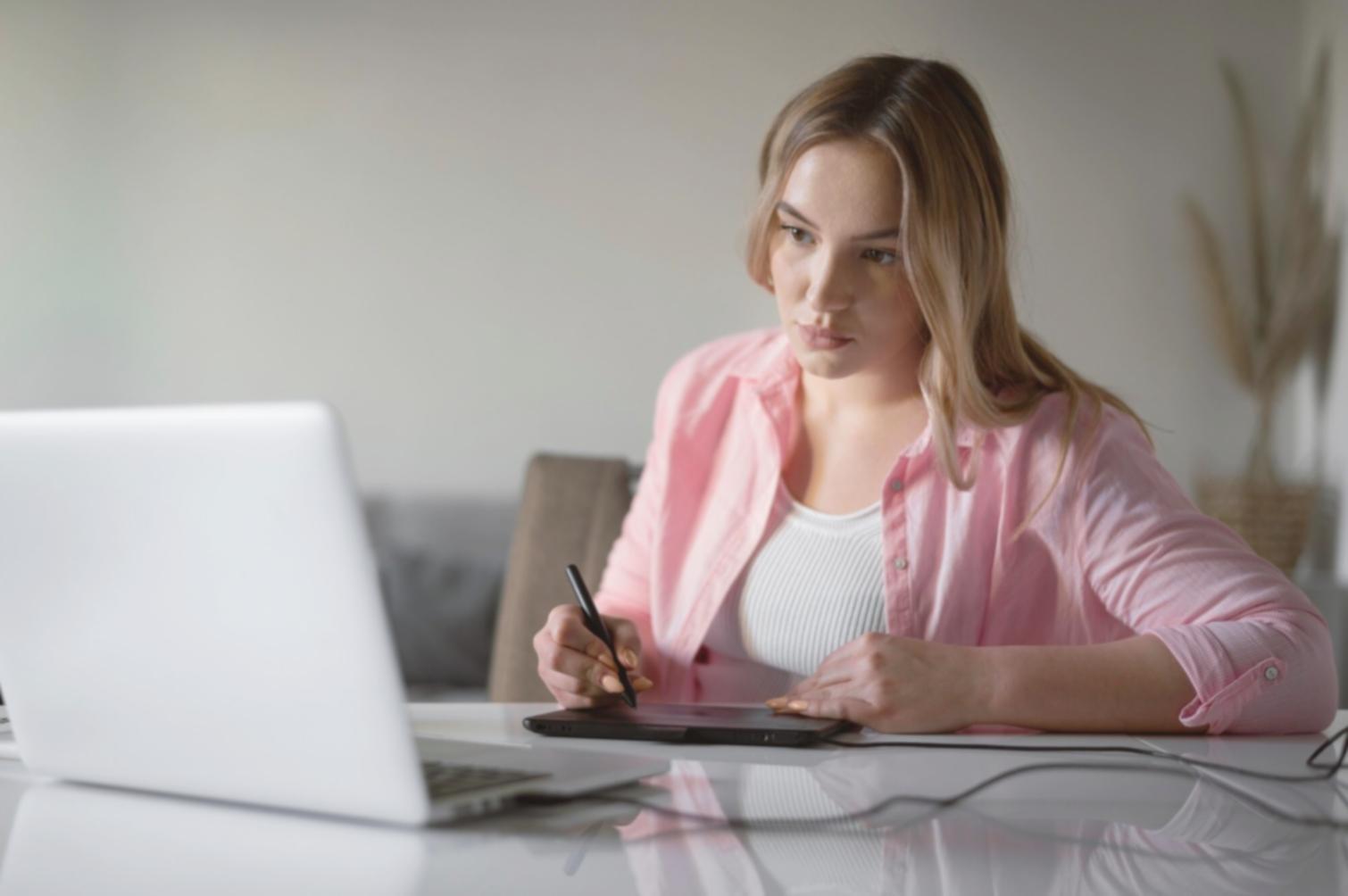 Equipo de consultores analizando estadísticas empresariales